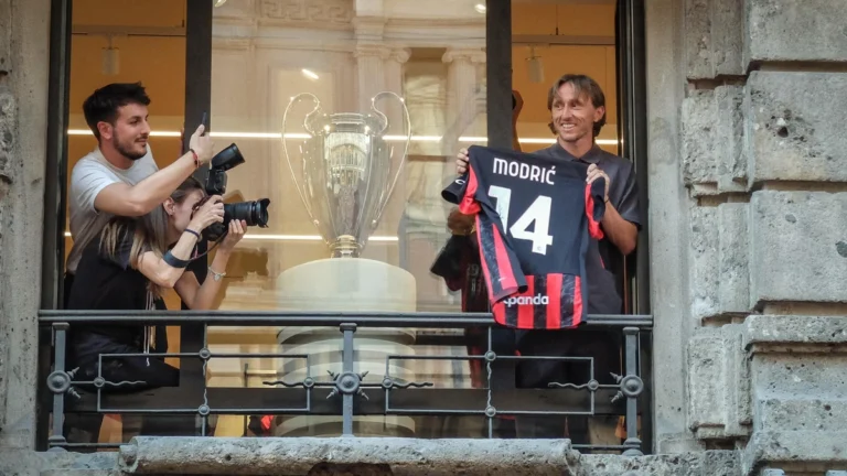 Luka Modric fue presentado oficialmente este lunes como nuevo futbolista del Milan