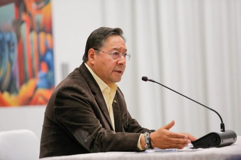 Arce descarta fuga y anuncia retorno a la docencia tras dejar la presidencia