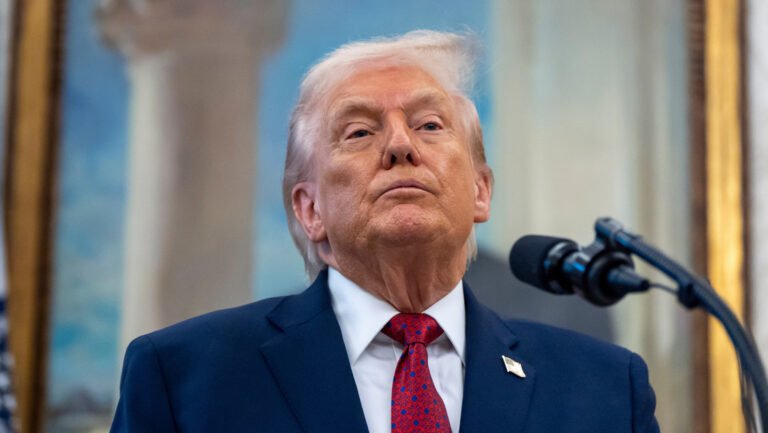 Trump amplía la lista de países que limita y restringe la entrada de extranjeros a EE.UU.